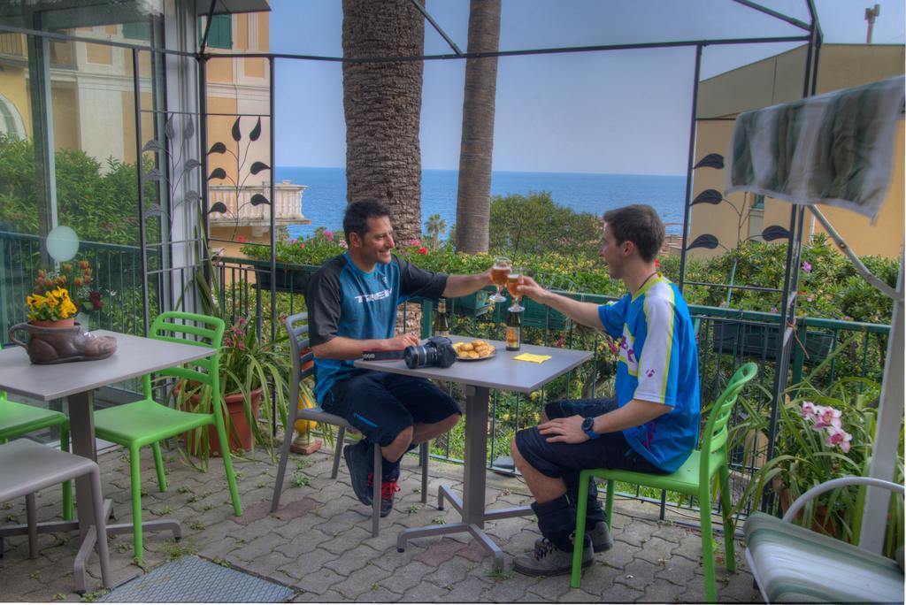 Hotel Deutsche Familien Finale Ligure Kültér fotó